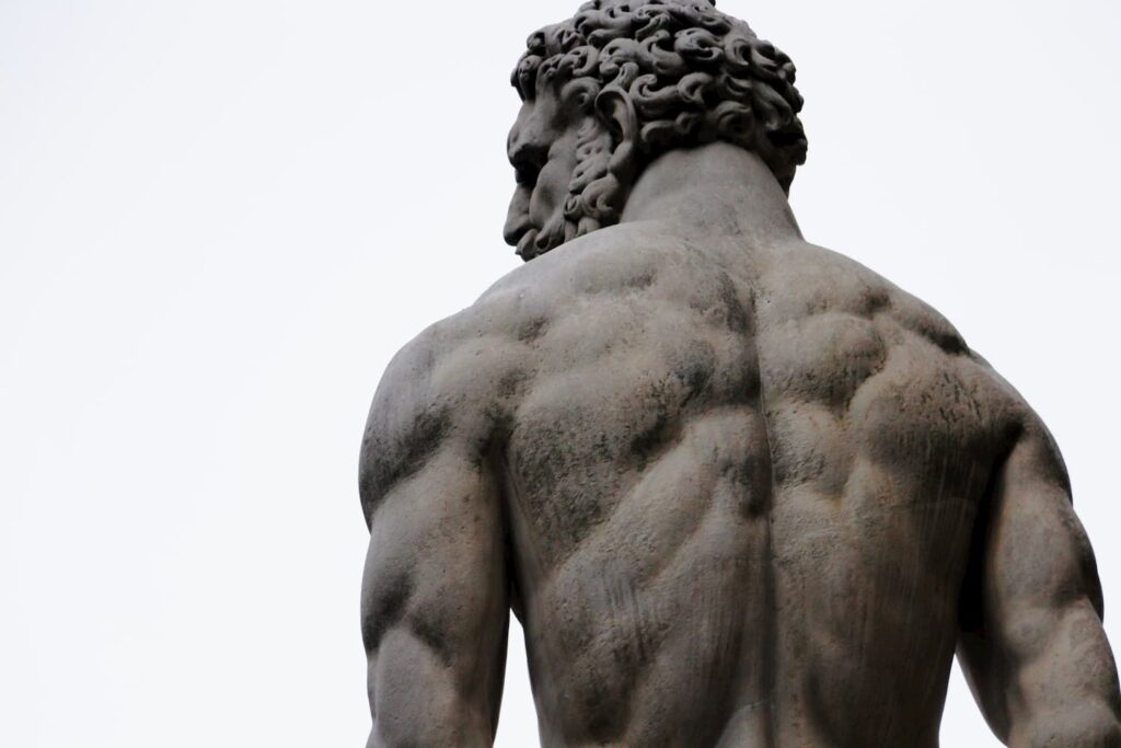 Espalda estatua romana de Hércules.