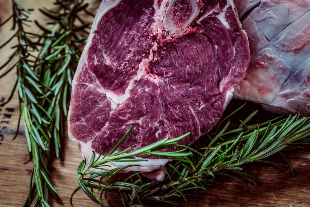 La carne de res está llena de proteínas para ganar músculo