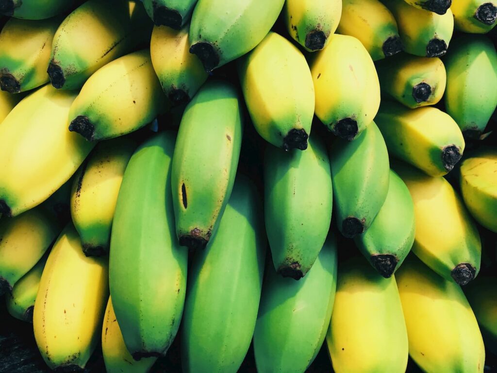 Entre los beneficios del plátano está su contenido de vitaminas y minerales.