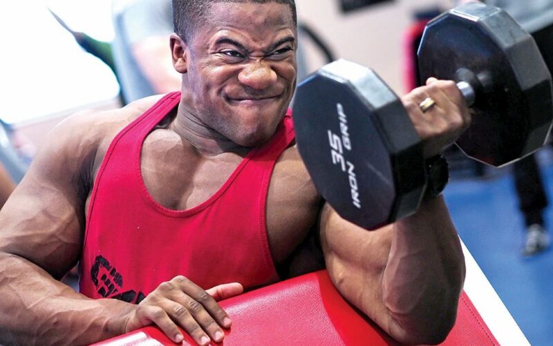 Hombre entrenamiento de bíceps
