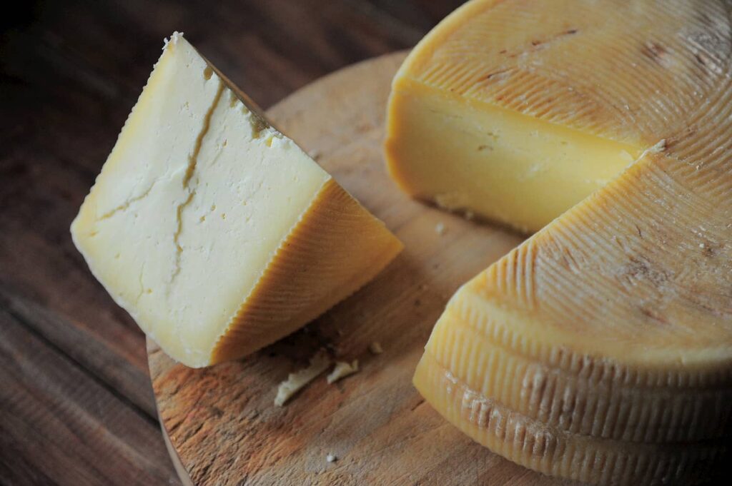 El queso contiene proteínas completas.