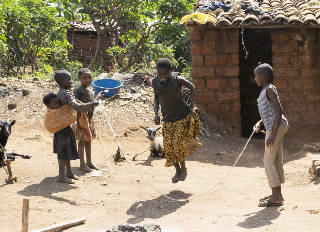 Niñas en África saltando la cuerda