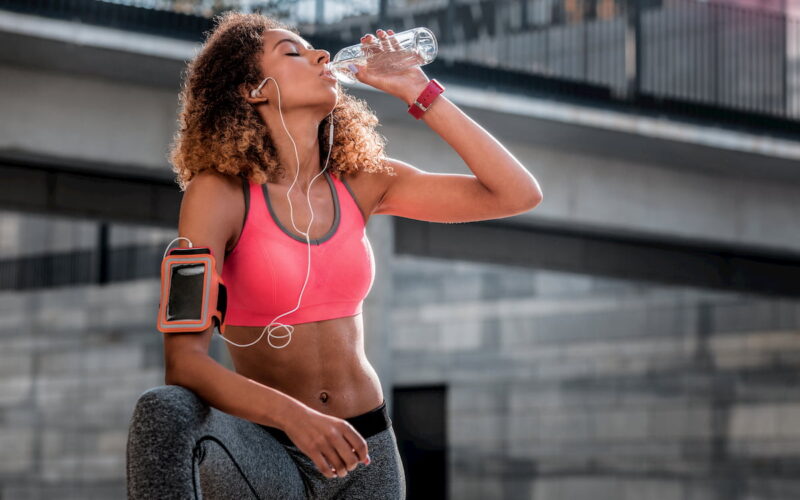 Beber agua mejora tu rendimiento y salud