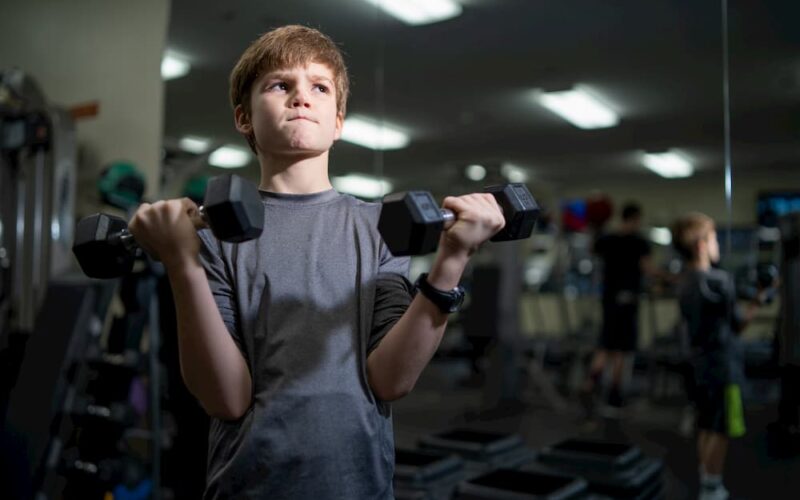 ¿Levantar pesas afecta el crecimiento de los niños?